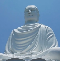 Статуя Белого Будды в пагоде Лонгшон, Нячанг, Вьетнам