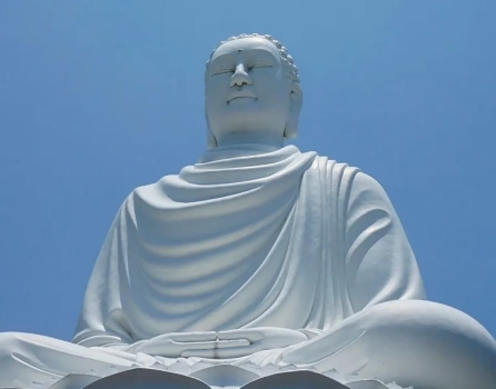 Статуя Белого Будды в пагоде Лонгшон, Нячанг, Вьетнам