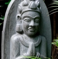 Каменная статуя Чам с молитвенным жестом в храме Понагар, Нячанг