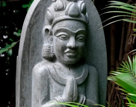 Каменная статуя Чам с молитвенным жестом в храме Понагар, Нячанг