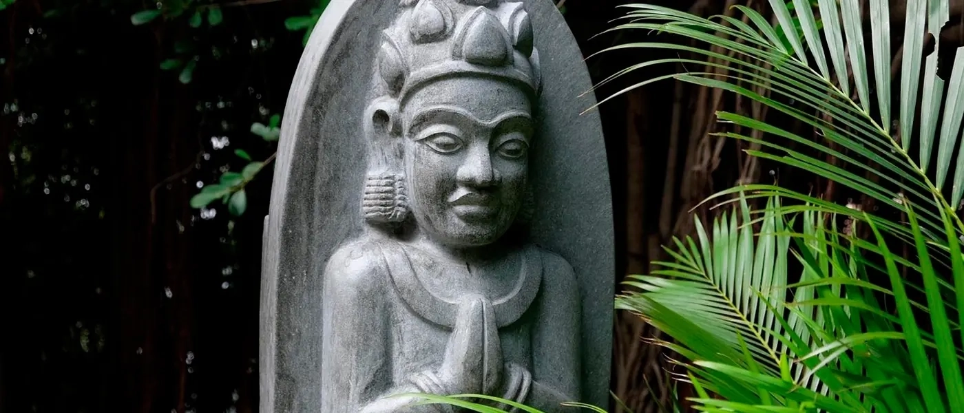 Каменная статуя Чам с молитвенным жестом в храме Понагар, Нячанг