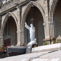 Кафедральный собор Нячанга с белой статуей Христа у входа