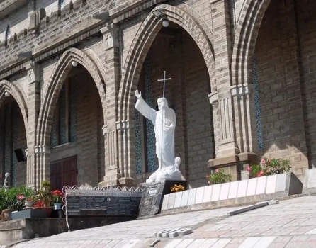 Кафедральный собор Нячанга с белой статуей Христа у входа