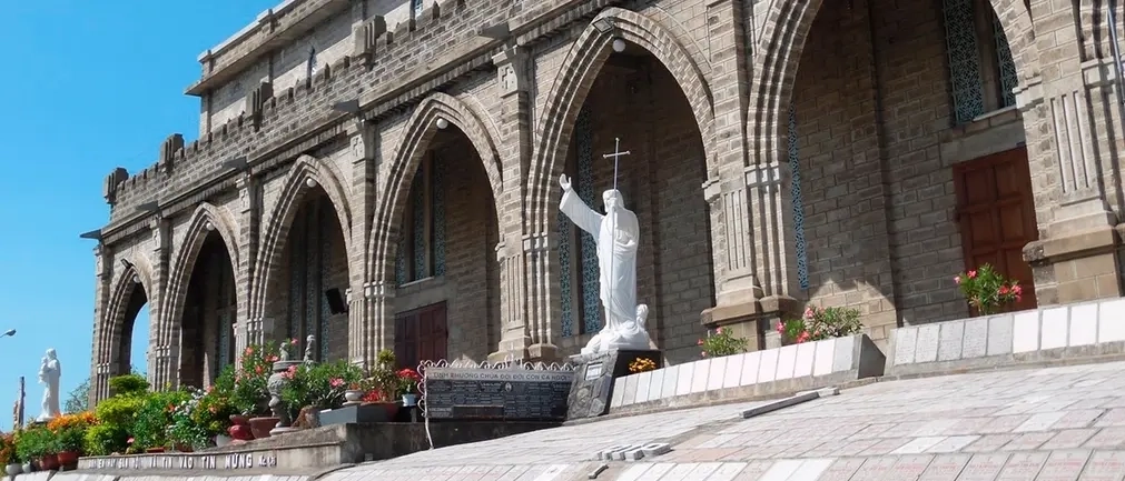 Кафедральный собор Нячанга с белой статуей Христа у входа