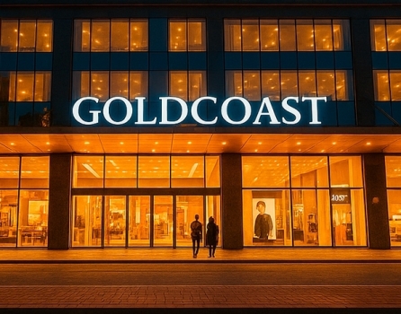 Торговый центр Gold Coast Mall в Нячанге — фасад здания с подсветкой и витринами магазинов