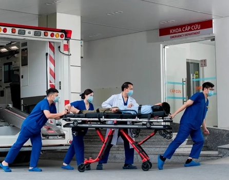 Бригада Vinmec везёт пациента на каталке к отделению неотложной помощи (Нячанг)