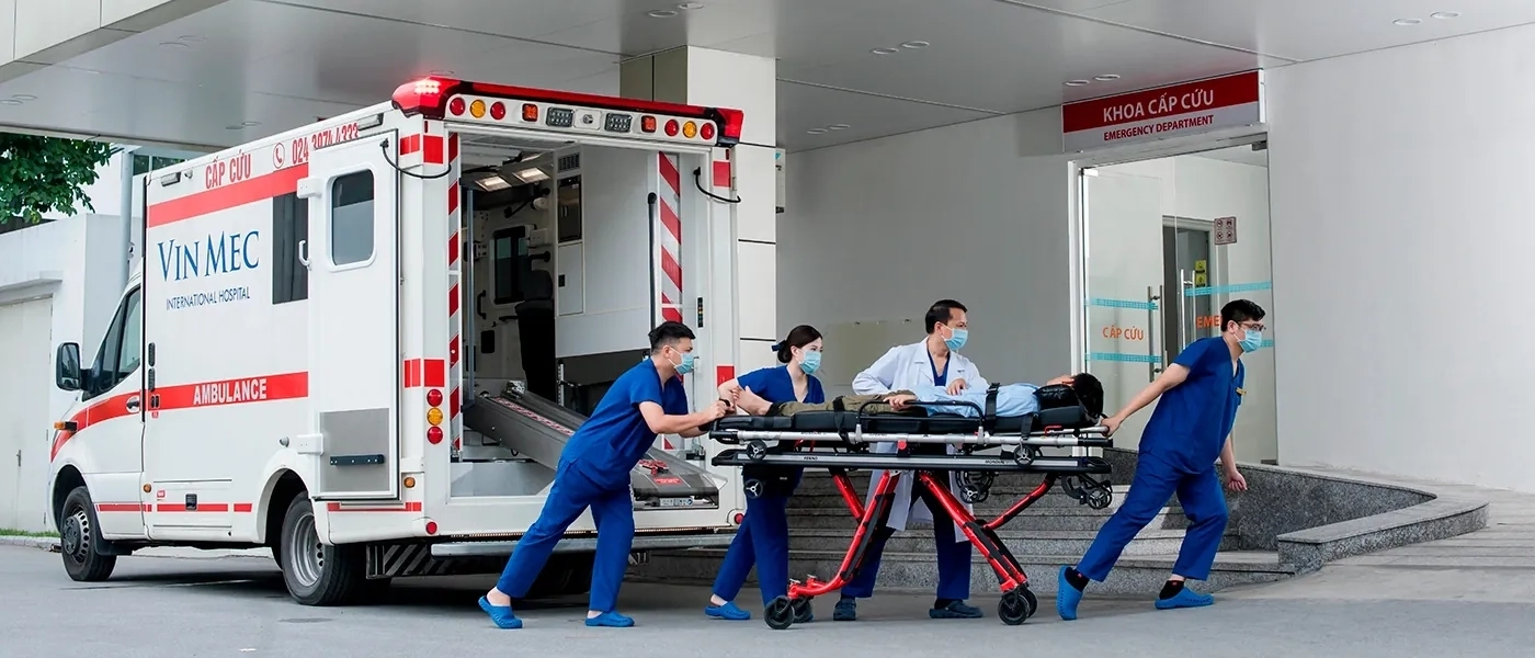 Скорая помощь Vinmec — отделение неотложной помощи, Нячанг Бригада Vinmec везёт пациента на каталке к отделению неотложной помощи (Нячанг)