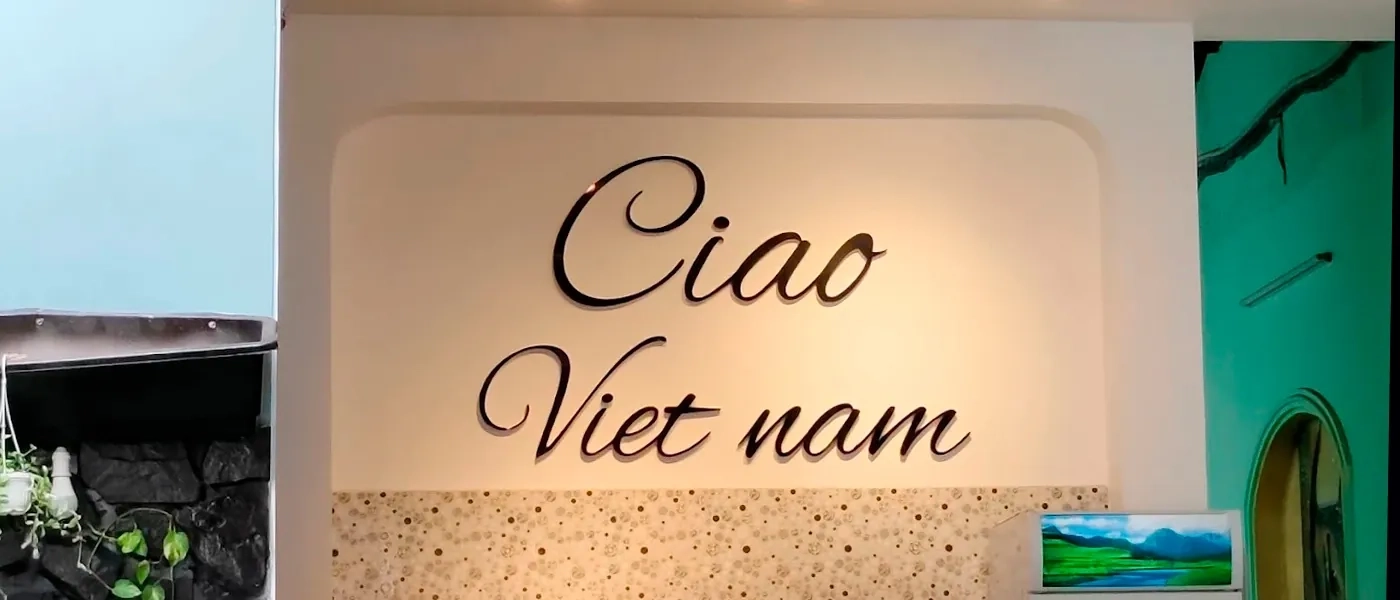 Фасад ресторана Ciao Vietnam в Нячанге вечером, люди заходят внутрь и сидят за столиками