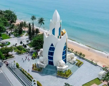 Башня Лотос (Tháp Trầm Hương) — центральный символ набережной Нячанга. Вид сверху на пляж, площадь и улицу Тран Фу.