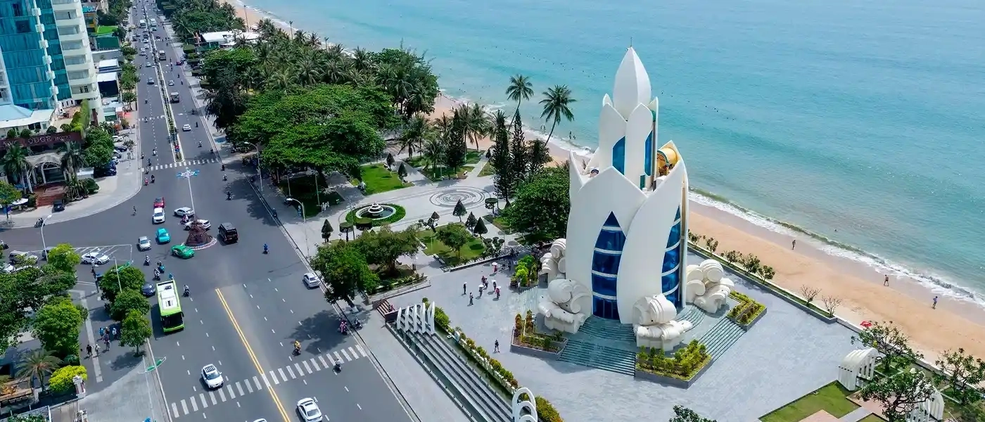 Башня Лотос (Tháp Trầm Hương) — центральный символ набережной Нячанга. Вид сверху на пляж, площадь и улицу Тран Фу.