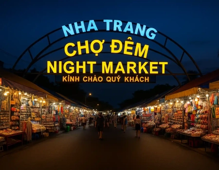Вход в ночной рынок Нячанга (Nha Trang Night Market) с яркой подсветкой и торговыми рядами вечером