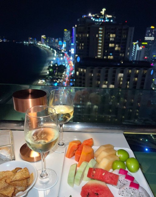 Бар Altitude Rooftop Bar and Lounge 28 этаж
