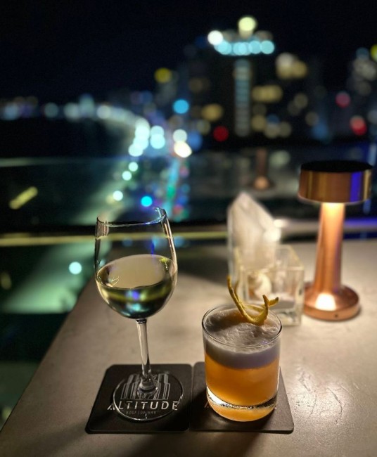 Бар Altitude Rooftop Bar and Lounge 28 этаж