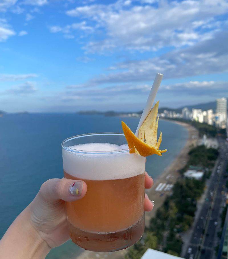 Бар Altitude Rooftop Bar and Lounge 28 этаж