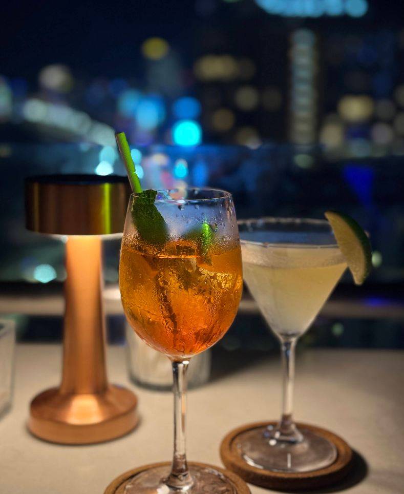 Бар Altitude Rooftop Bar and Lounge 28 этаж