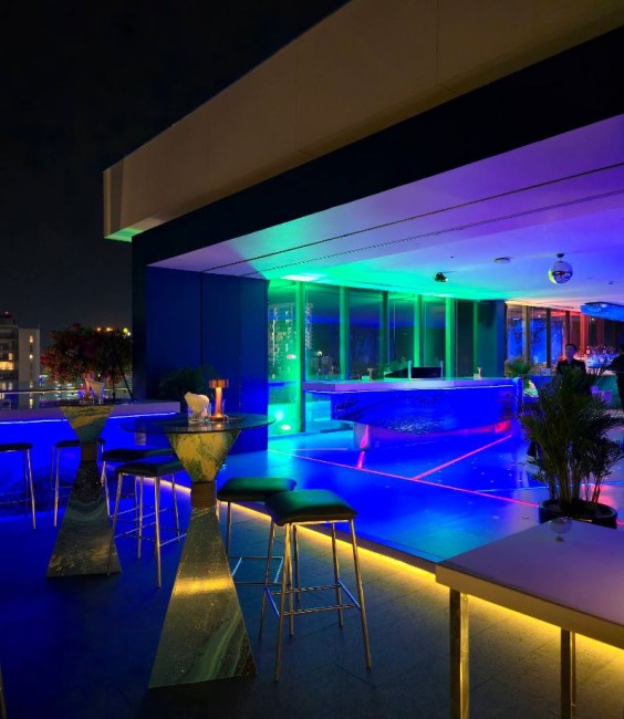 Бар Altitude Rooftop Bar and Lounge 28 этаж