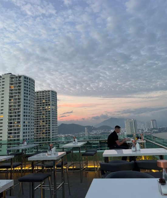 Бар Altitude Rooftop Bar and Lounge 28 этаж