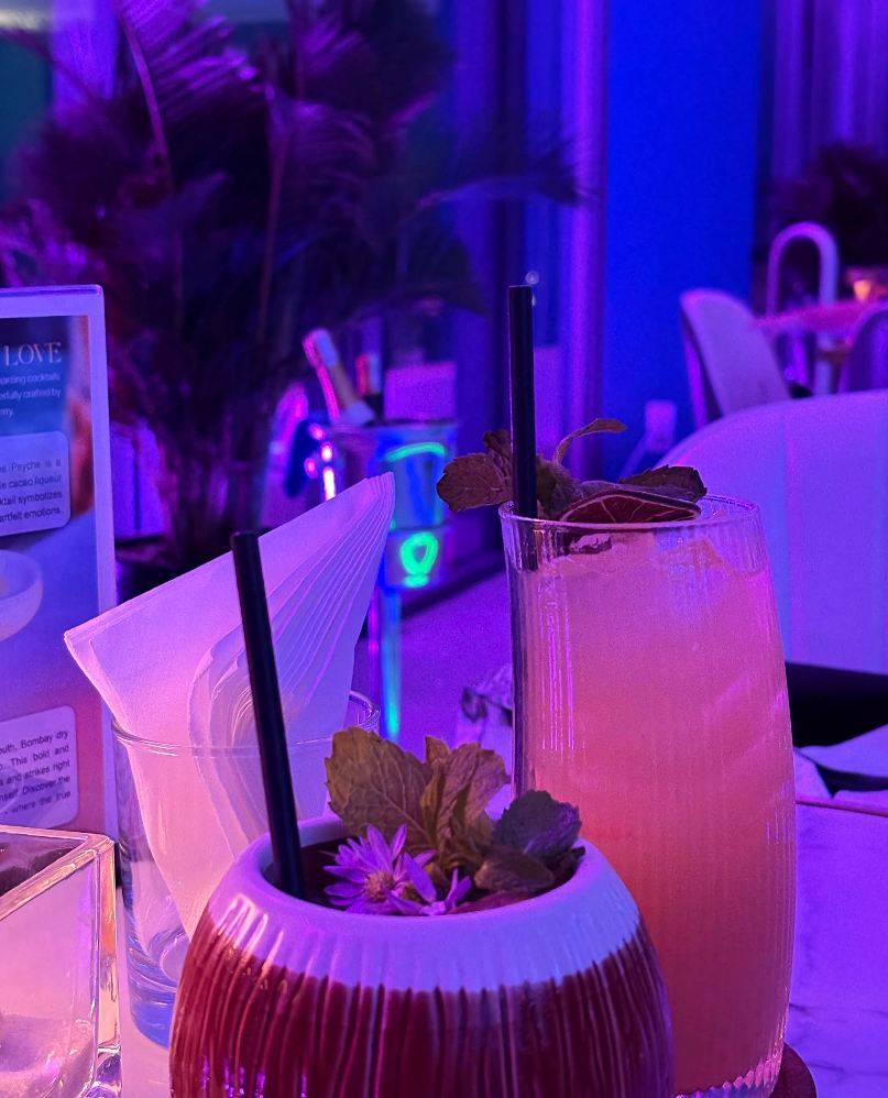 Бар Altitude Rooftop Bar and Lounge 28 этаж