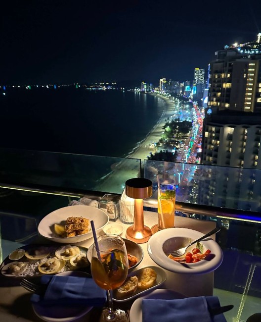 Бар Altitude Rooftop Bar and Lounge 28 этаж
