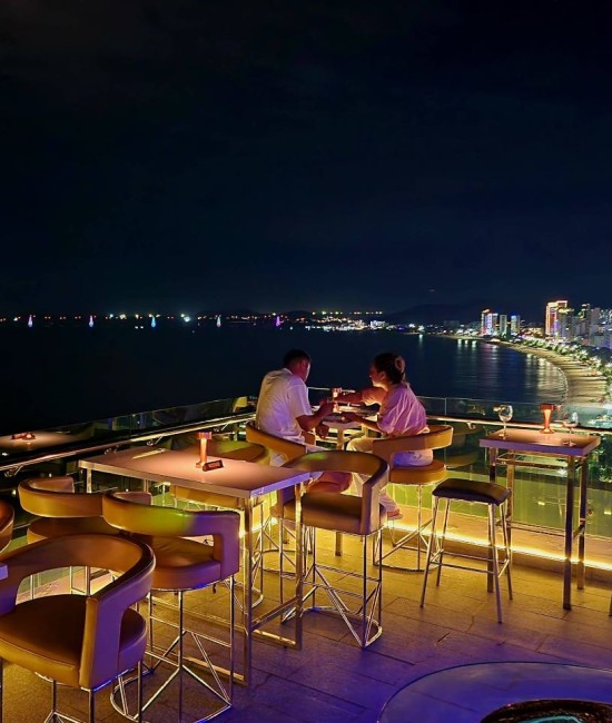Бар Altitude Rooftop Bar and Lounge 28 этаж