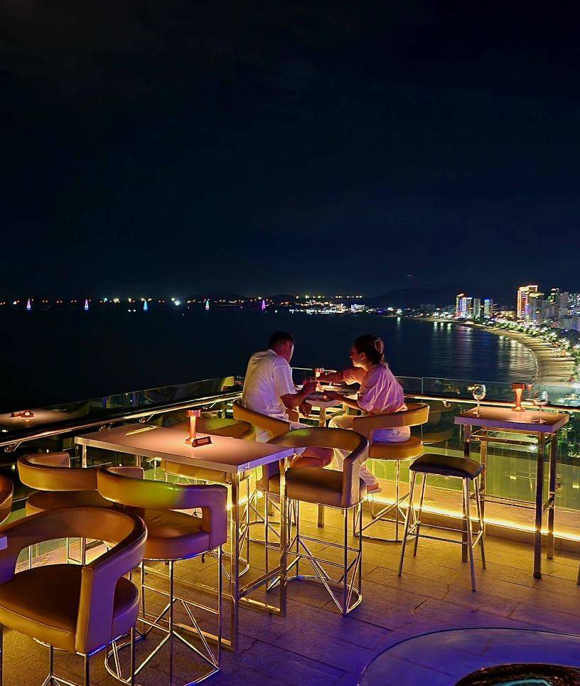 Бар Altitude Rooftop Bar and Lounge 28 этаж