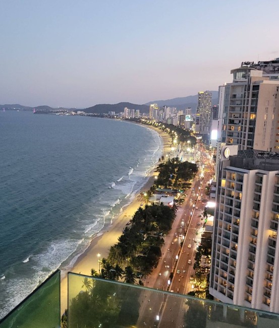 Бар Altitude Rooftop Bar and Lounge 28 этаж