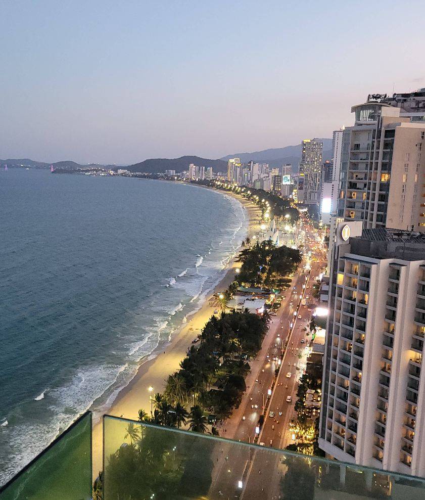 Бар Altitude Rooftop Bar and Lounge 28 этаж