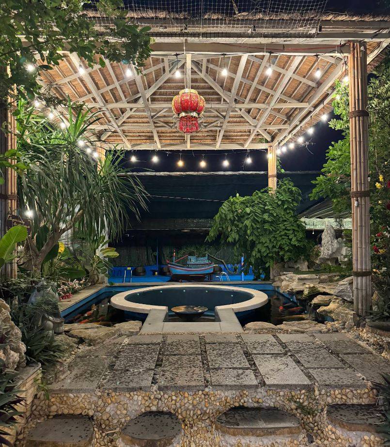 Кафе с вертолётом Koi Garden