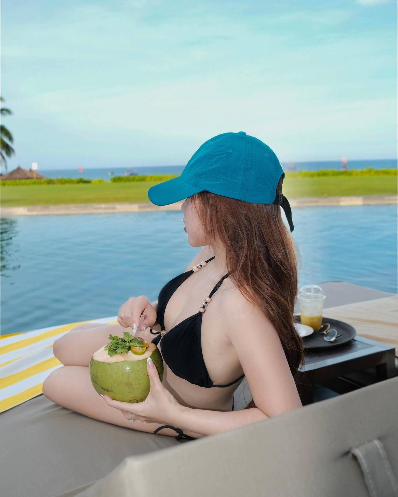 Axi Beach Lounge: лаундж-зона с бассейнами