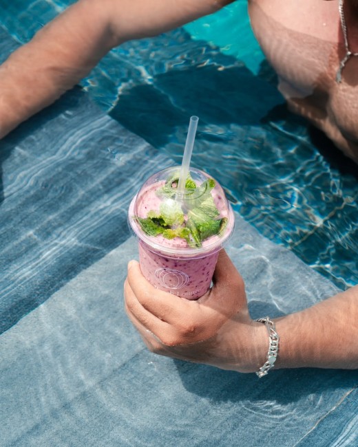 Axi Beach Lounge: лаундж-зона с бассейнами