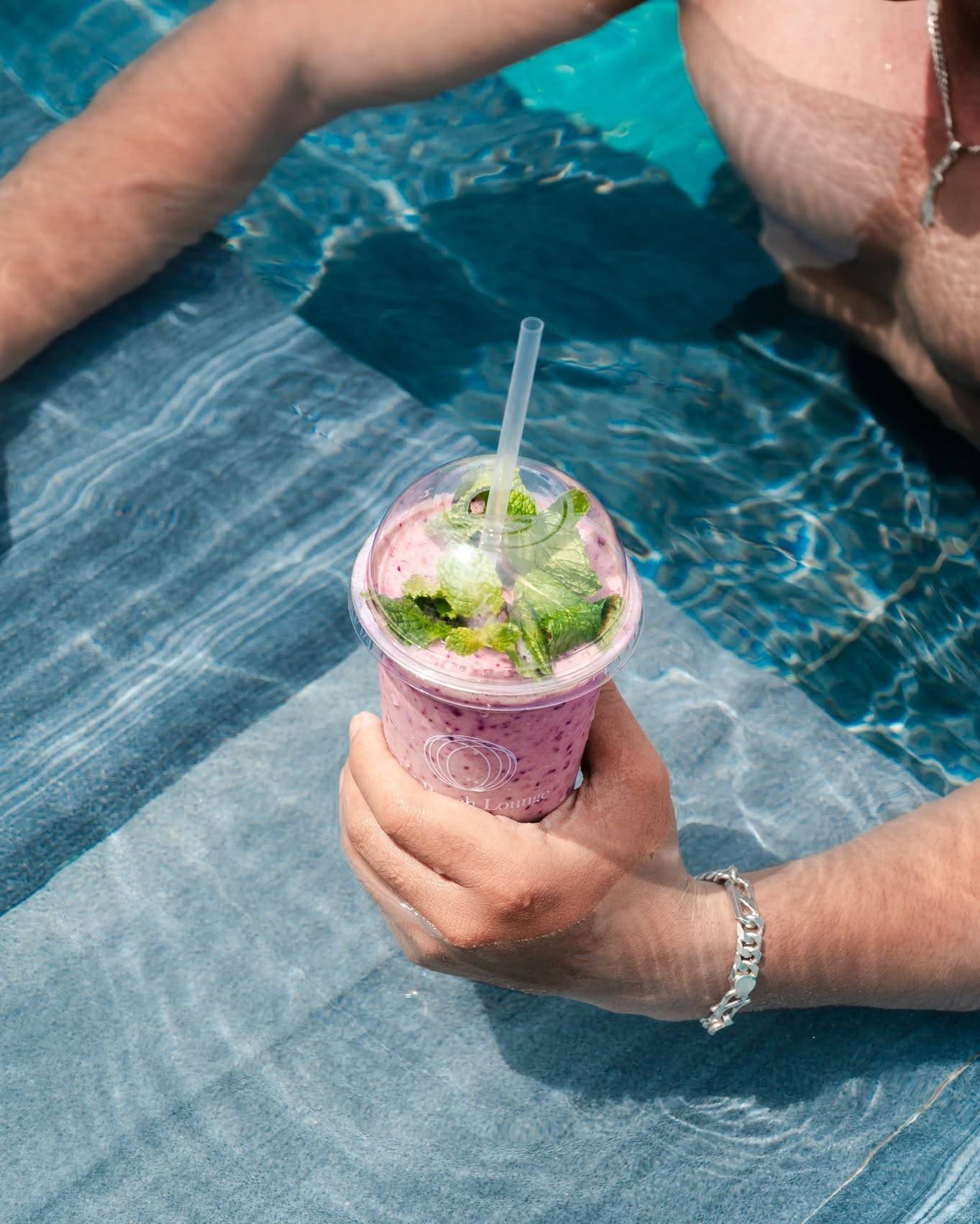 Axi Beach Lounge: лаундж-зона с бассейнами