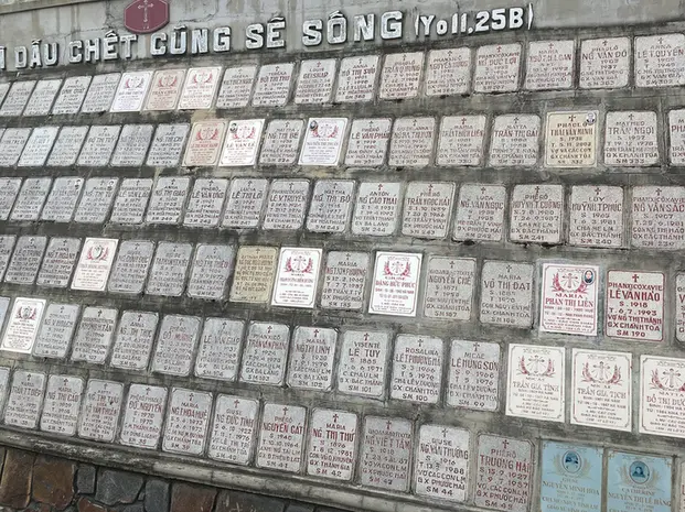 Памятные таблички у кафедрального собора Нячанга Памятные таблички у кафедрального собора Нячанга