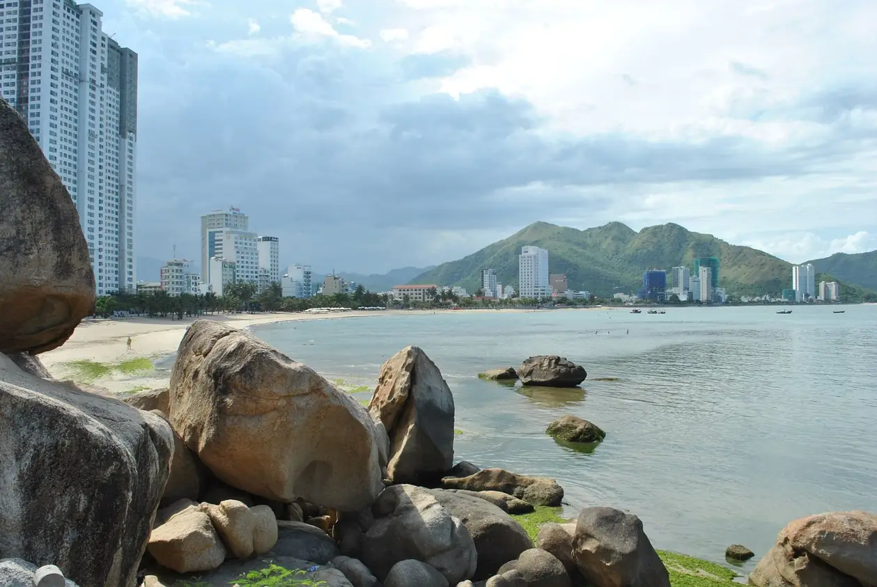 Вид на Нячанг с мыса Хон Чонг — камни у моря и панорама города