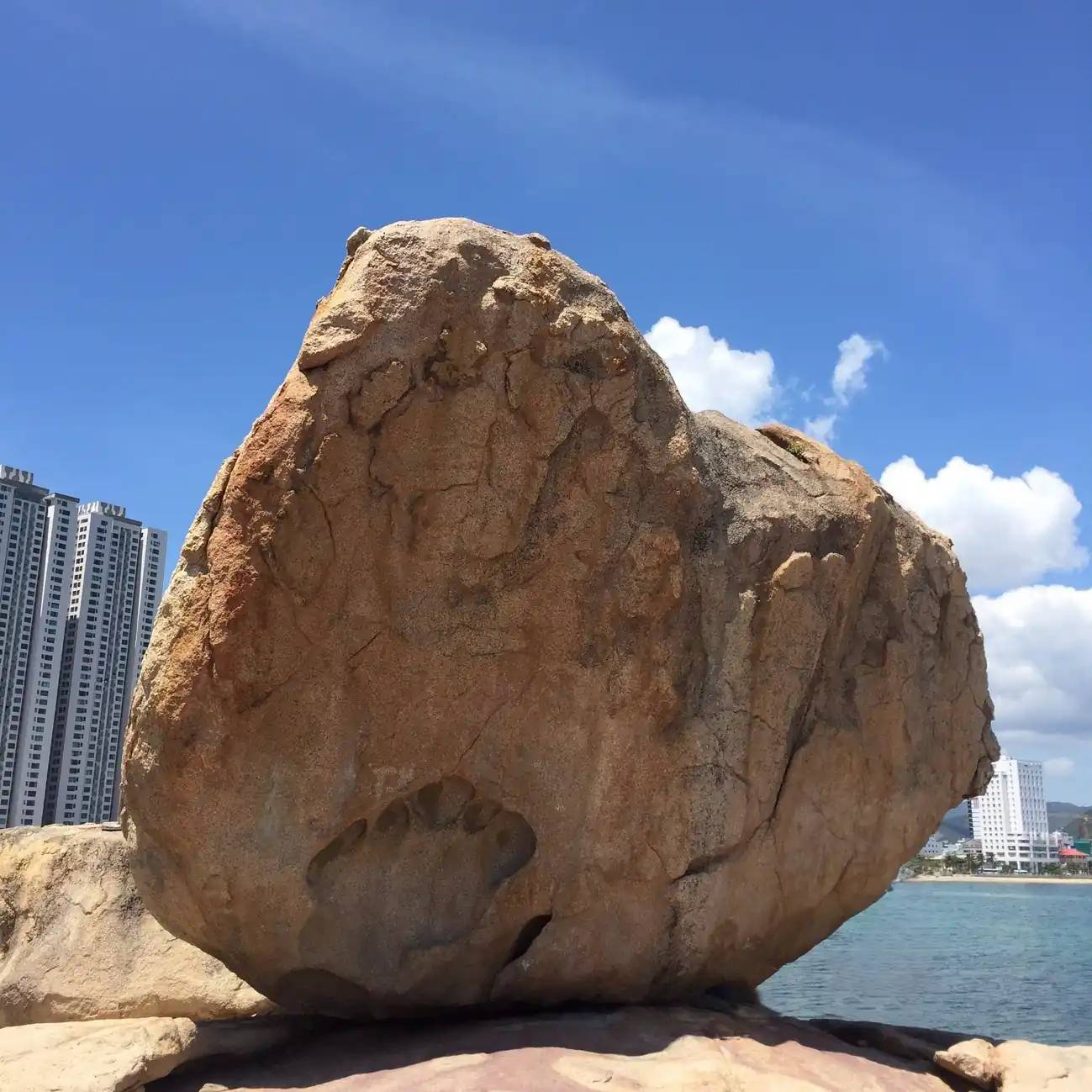 Камень с отпечатком ладони великана в Саду камней Хон Чонг, Нячанг