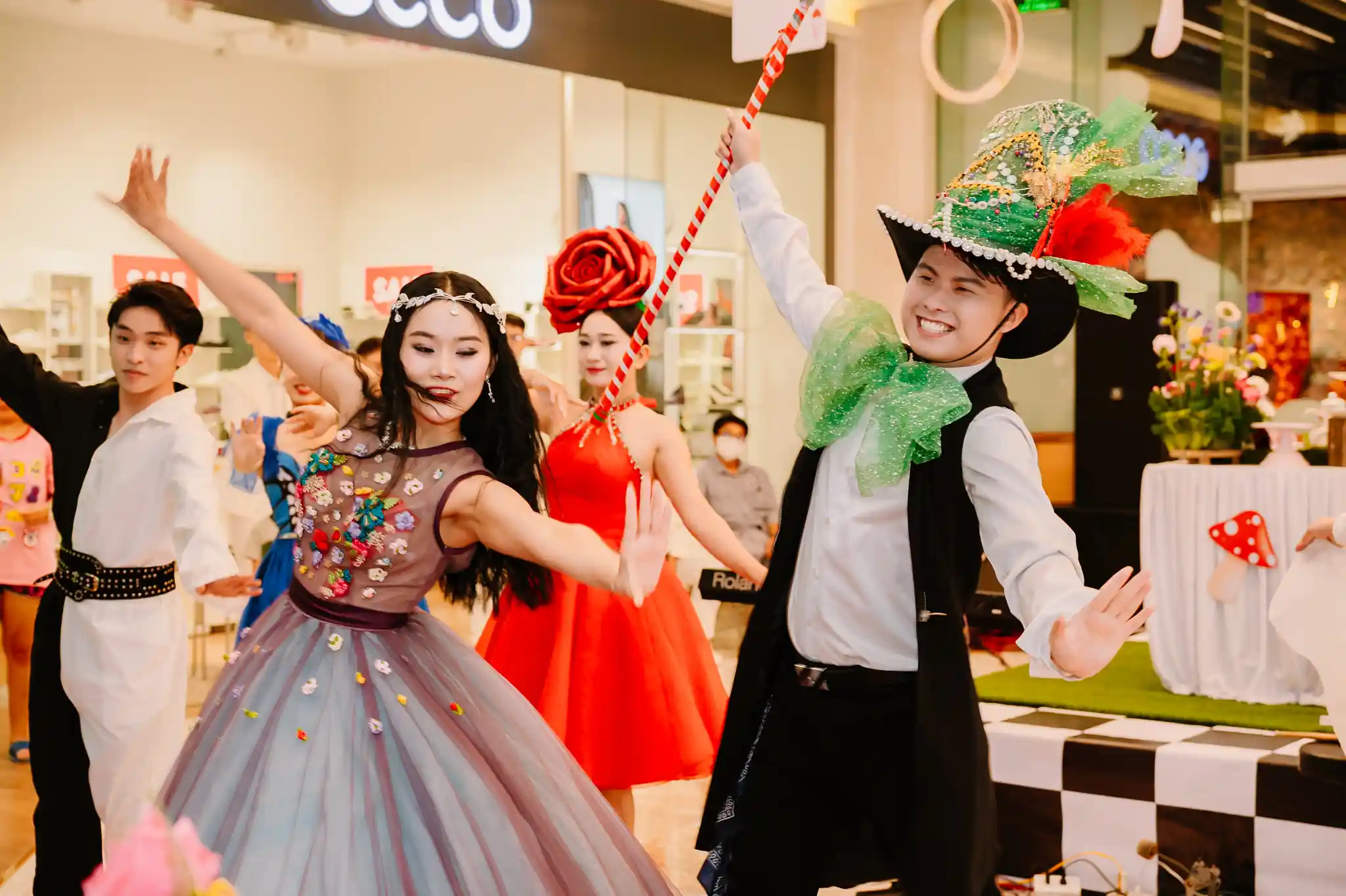 Праздничное шоу в Gold Coast Mall Nha Trang