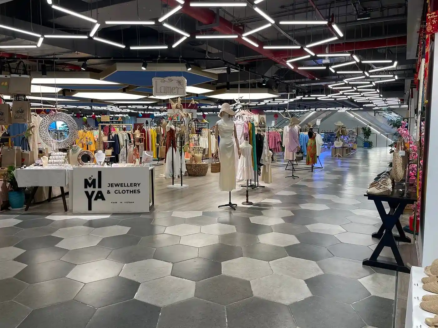 Бутики локальных брендов в Gold Coast Mall Nha Trang