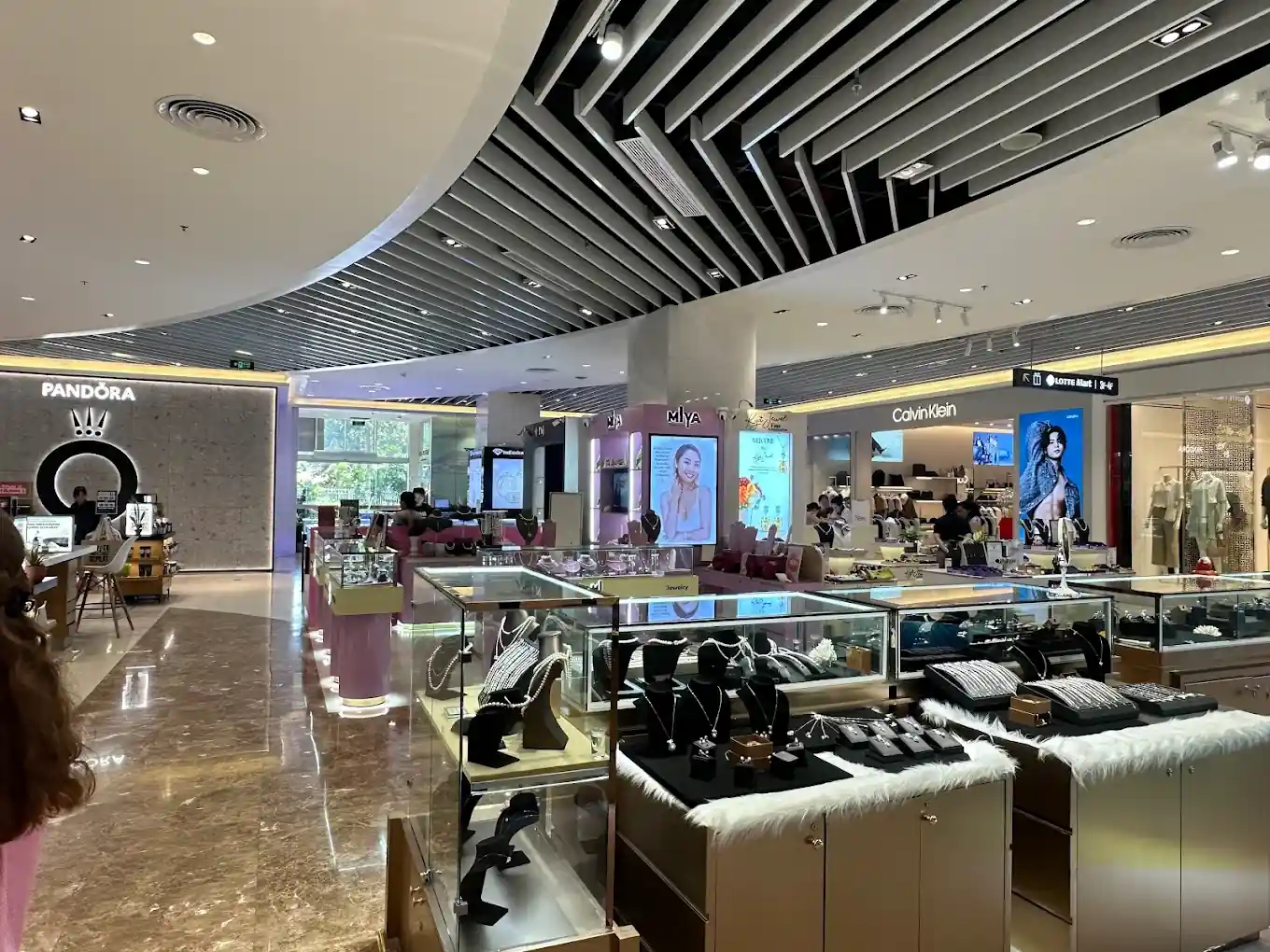 Бутики Pandora и Calvin Klein в Gold Coast Mall Nha Trang