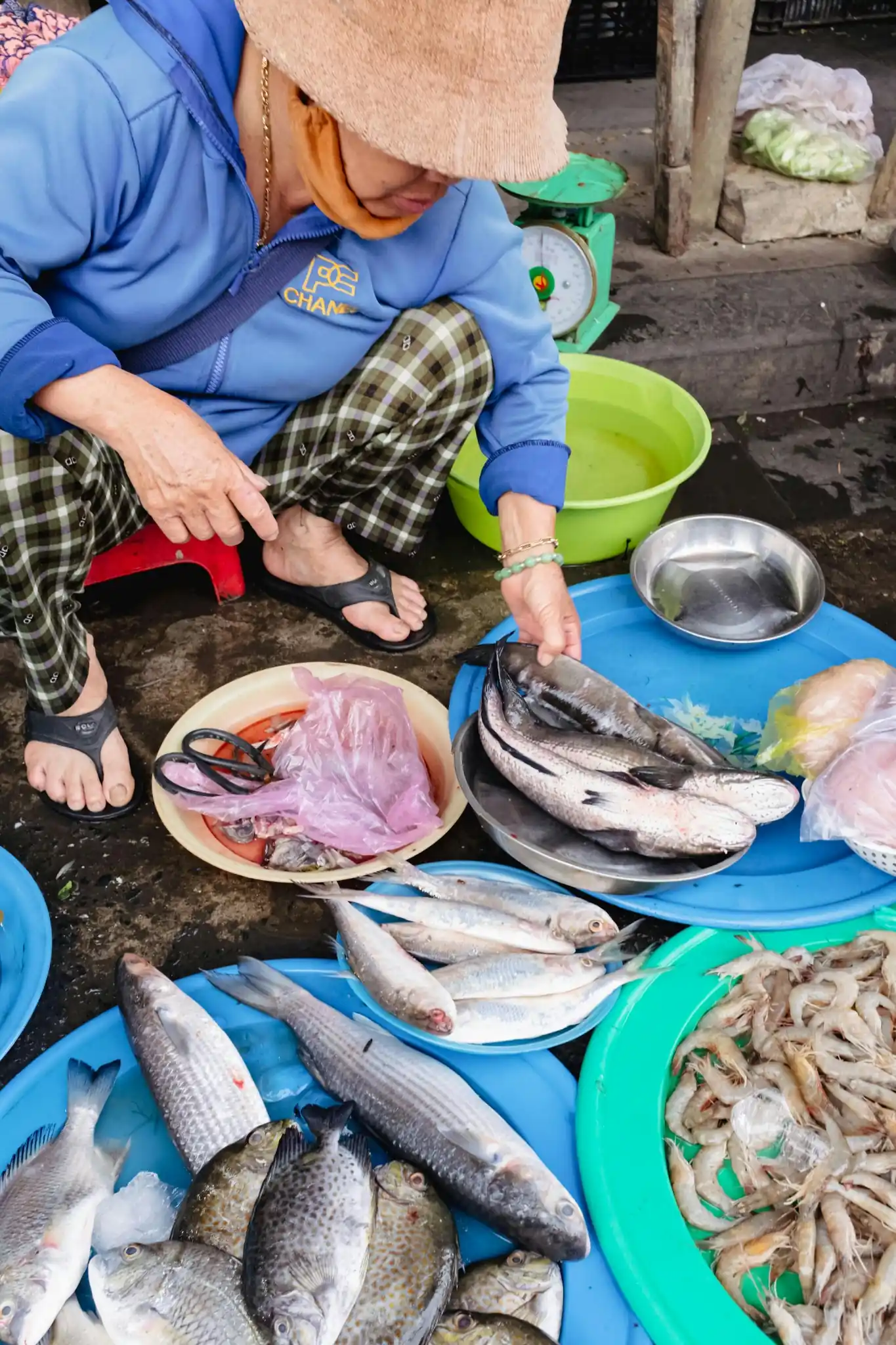 Продавец свежей рыбы на рынке Винь Хай