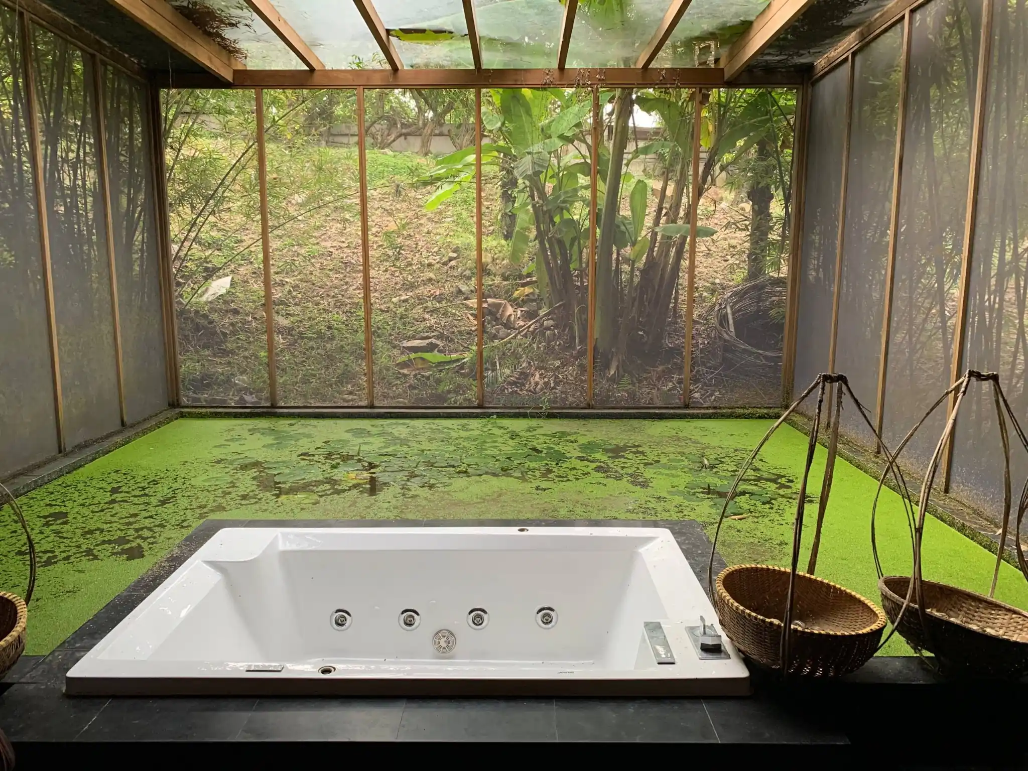 ванна с видом на зелёный пруд