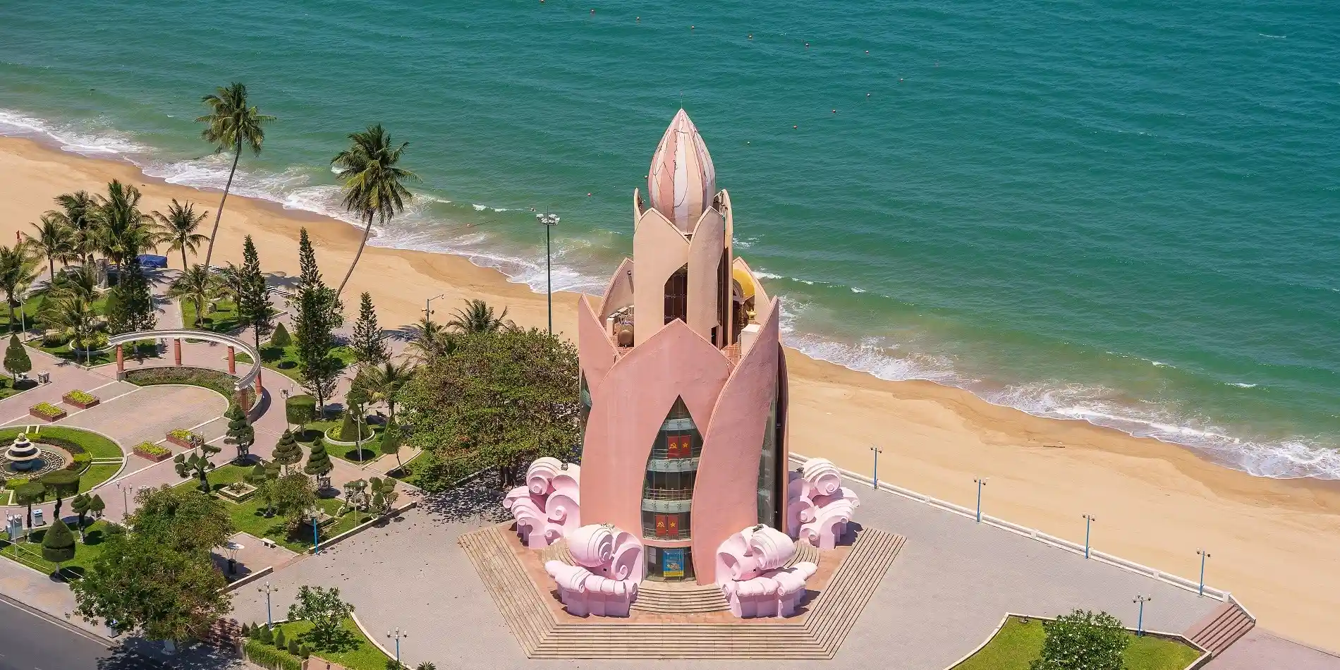 Башня Лотос в Нячанге на фоне побережья