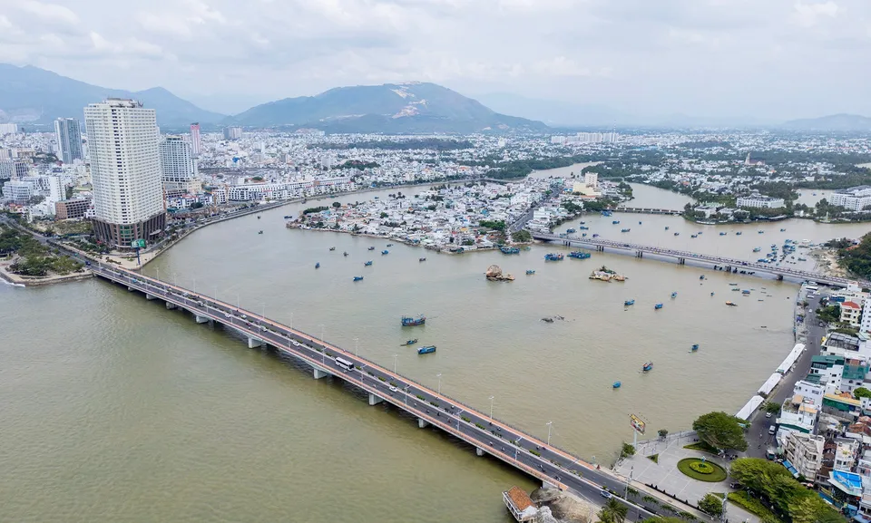 Вид на северные районы Нячанга, река Кай и мосты Чợ Дам и Чан Фу