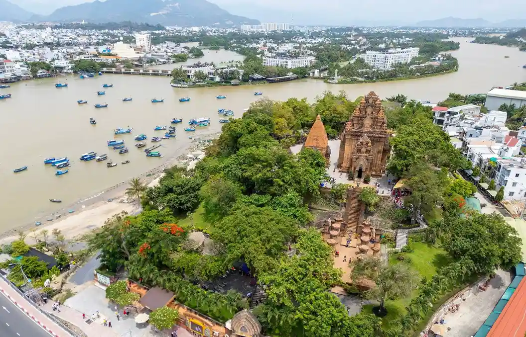 Башни Понагар в Нячанге с высоты: храмовый комплекс и река Кай