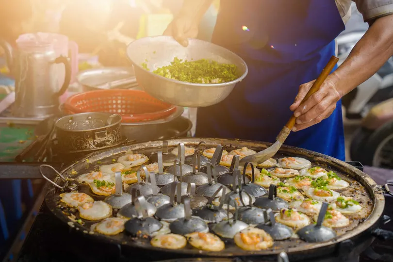 Приготовление bánh căn — национального блюда Вьетнама